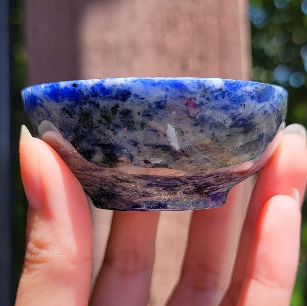 (B) NEW 2.625" x 1.125" x 135G SODALITE WITH HEMATITE BOWL